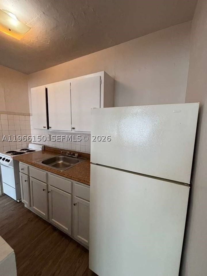 301 Sharar Ave #4 - Photo 4 of 11
