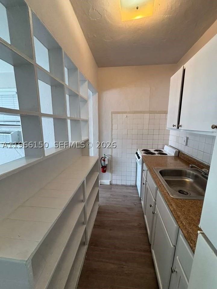 301 Sharar Ave #4 - Photo 5 of 11