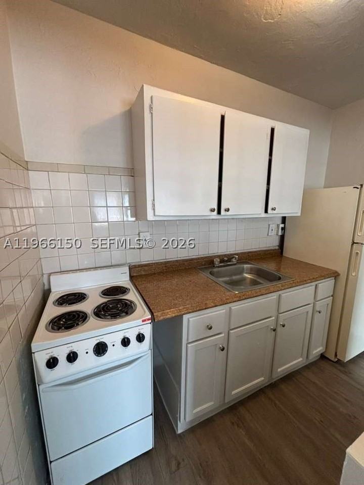 301 Sharar Ave #4 - Photo 6 of 11