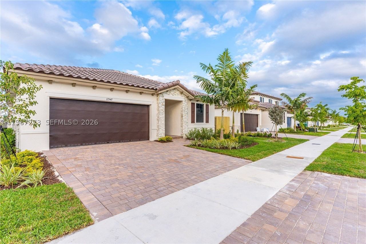 11947 Sw 241st Ter #0 - Photo 3 of 32
