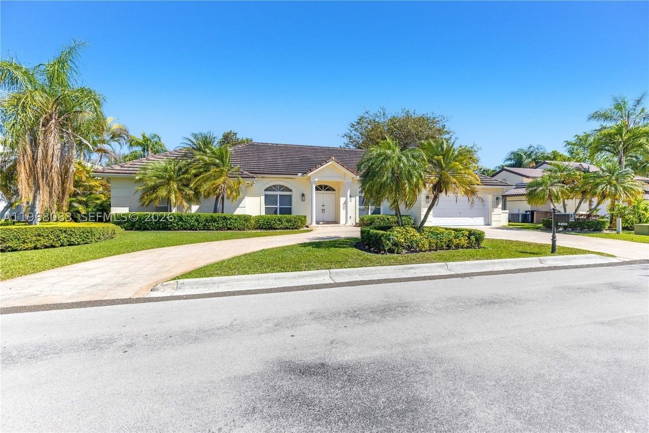 5253 Nw 94th Doral Pl #5253 - Photo 6 of 50