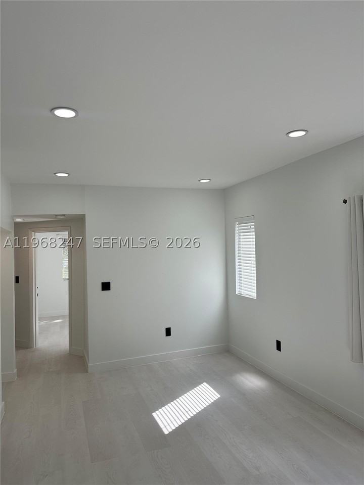 109 Nw 6th Ave #5 - Photo 3 of 6