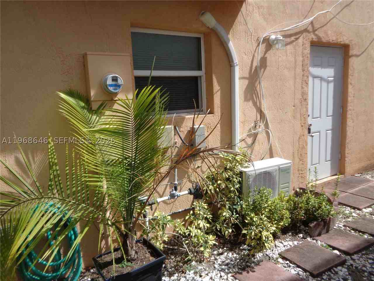 2060 Se 14th St - Photo 4 of 21