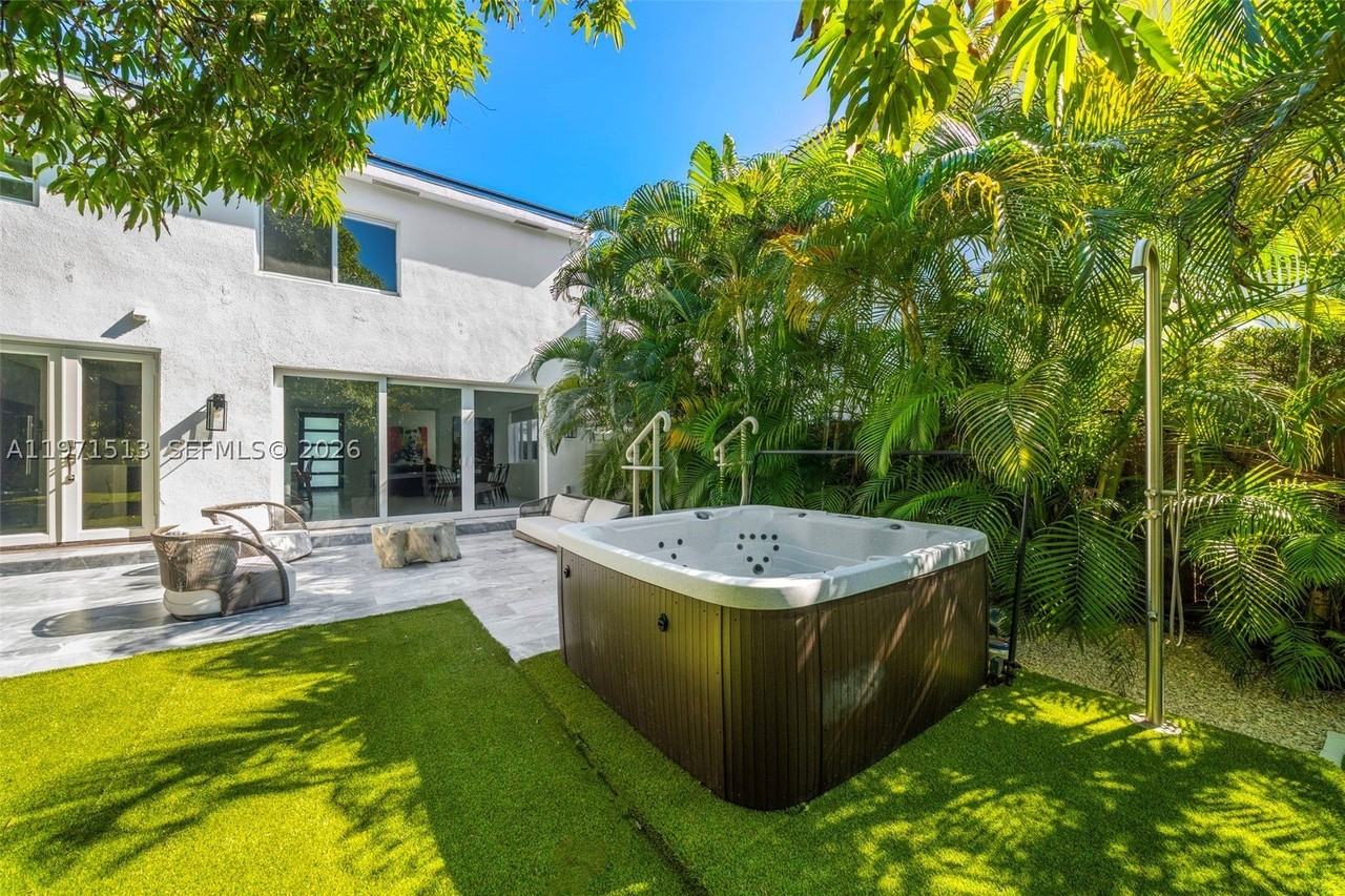 3166 Royal Palm Ave - Photo 2 of 30