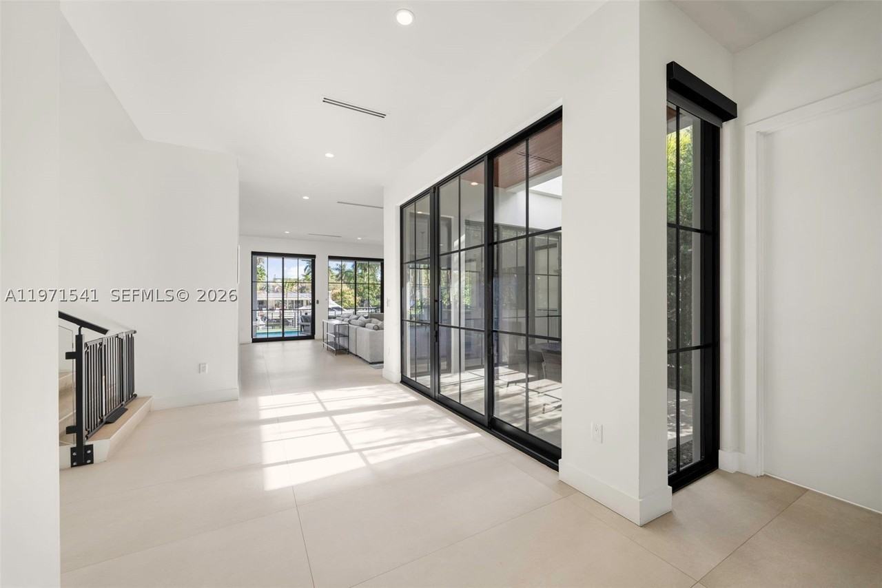 885 Ne 76th St - Photo 4 of 50