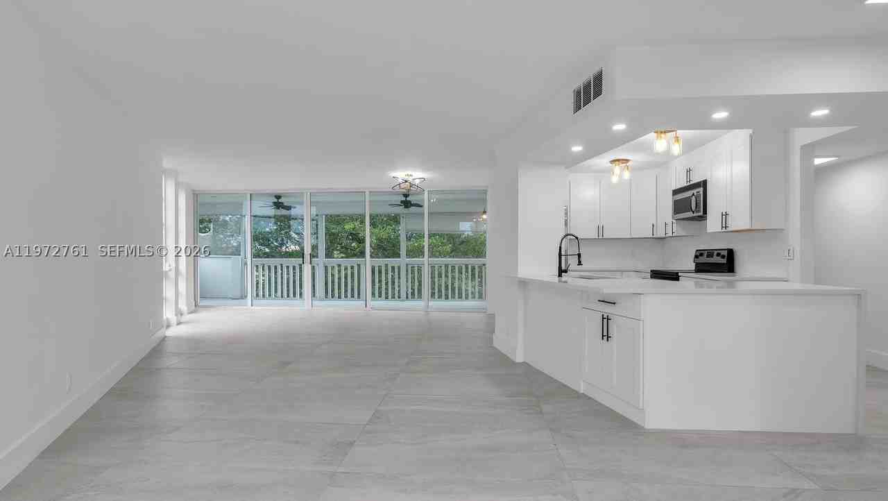 6911 Environ Blvd #4J