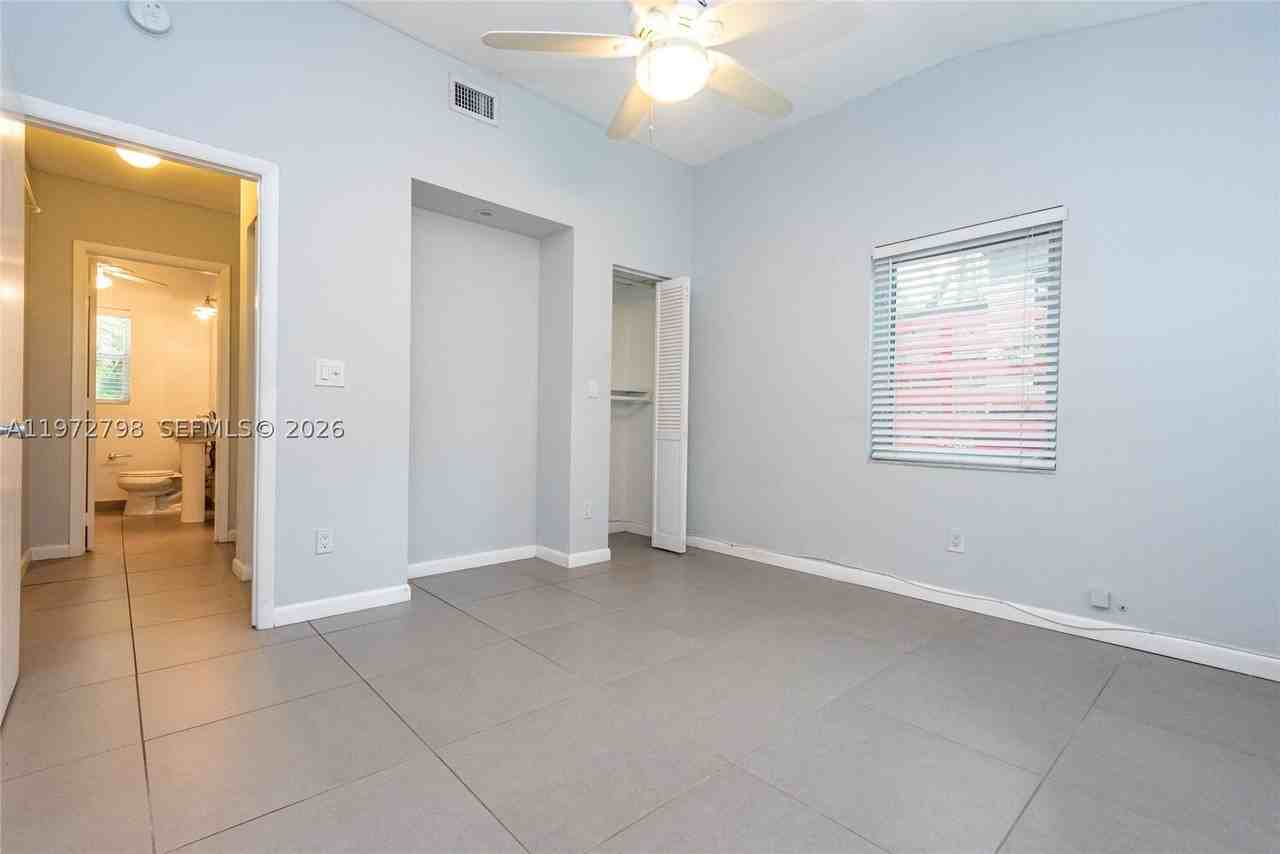 330 Ne 86th St - Photo 5 of 17