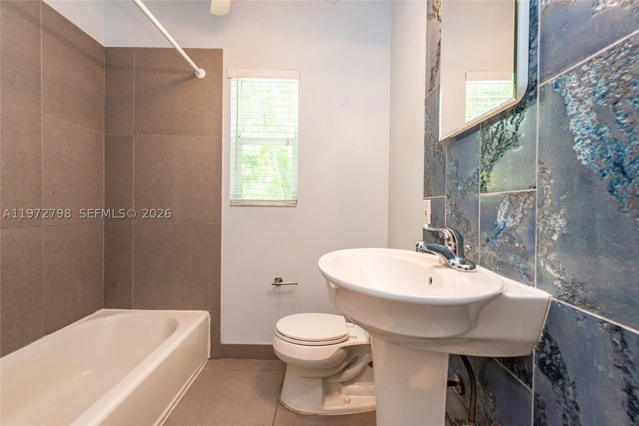 330 Ne 86th St - Photo 5 of 14