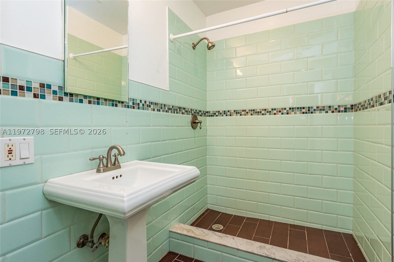 330 Ne 86th St - Photo 6 of 14