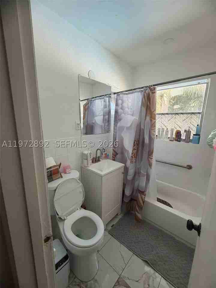 331 Nw 39th Ave #1 - Photo 7 of 9