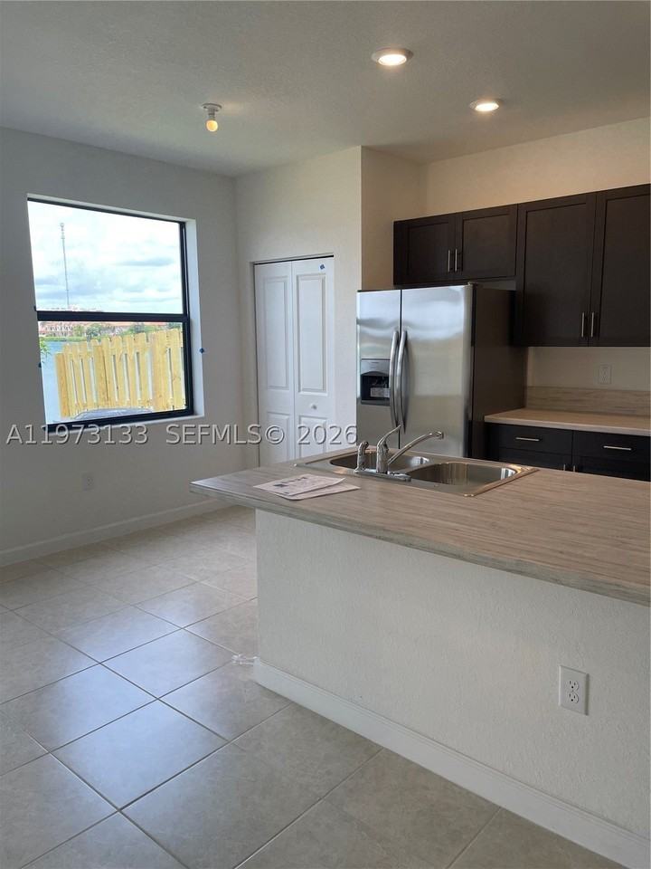 20564 Ne 5th Pl - Photo 6 of 38