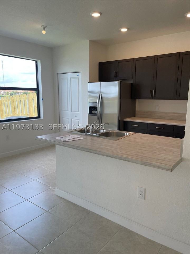 20564 Ne 5th Pl - Photo 7 of 38