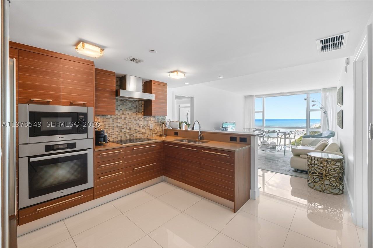 6801 Collins Ave - Photo 3 of 33