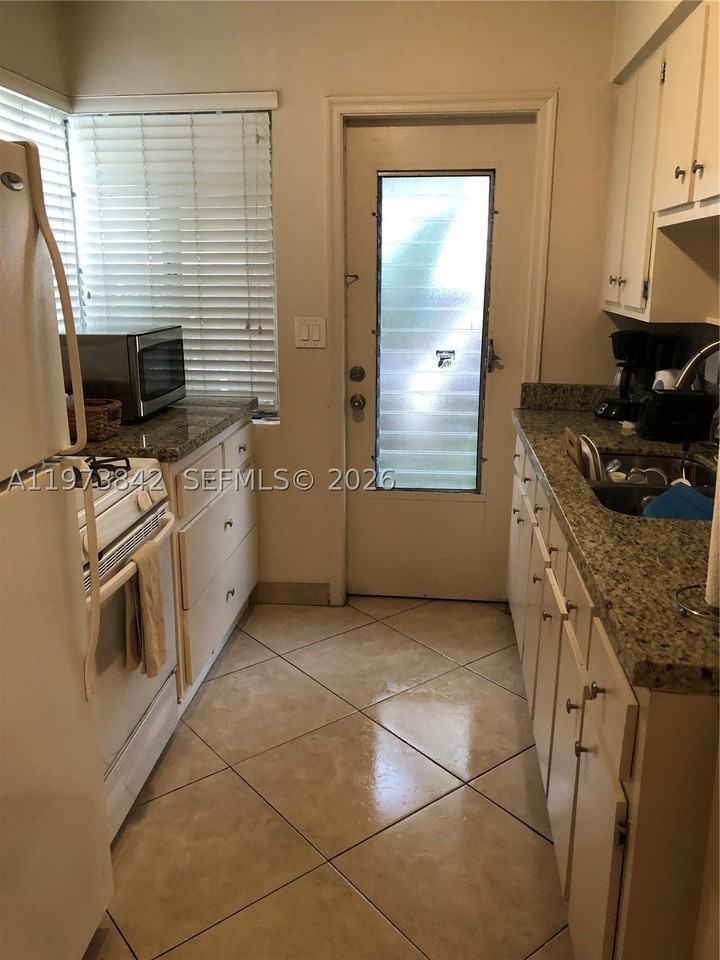 1637 Fletcher St #A - Photo 2 of 4