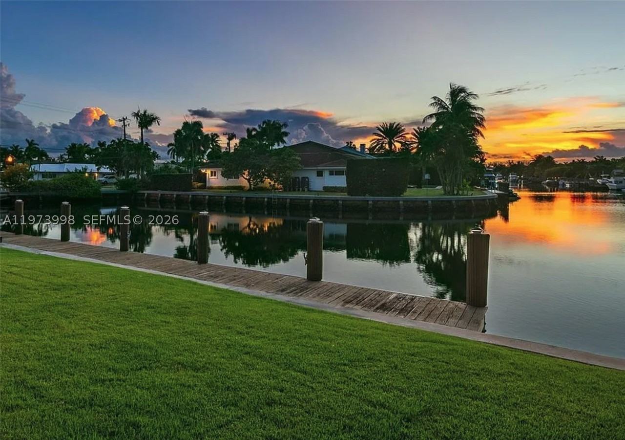 524 Oleander Dr - Photo 6 of 50