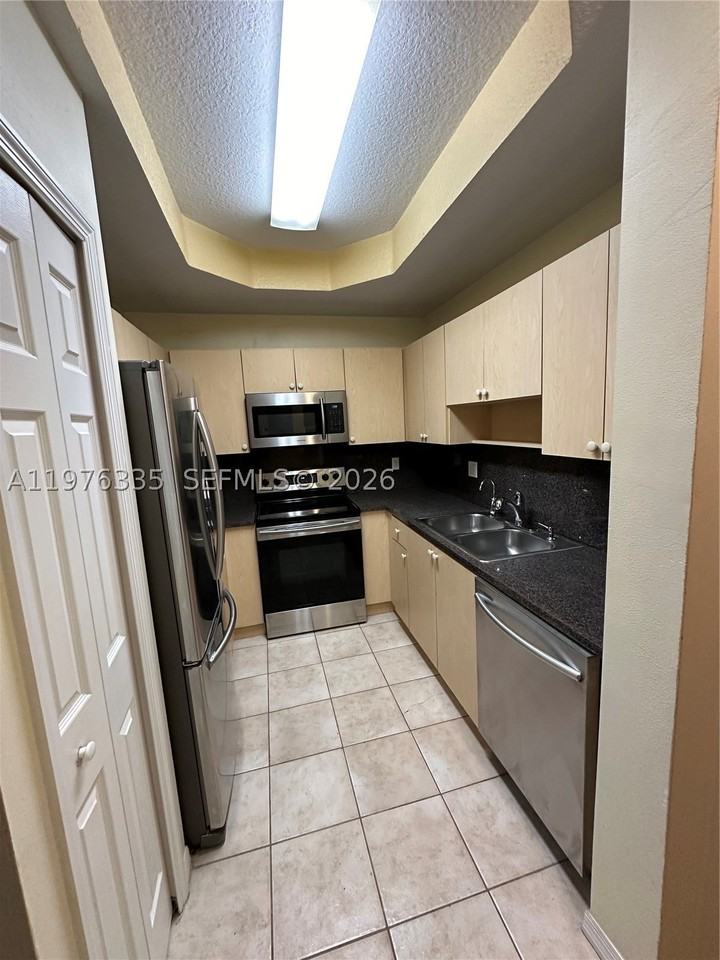 745 Sw 107th Ave - Photo 5 of 27