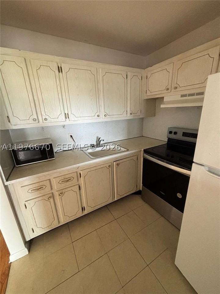36 Windsor B #B - Photo 3 of 7