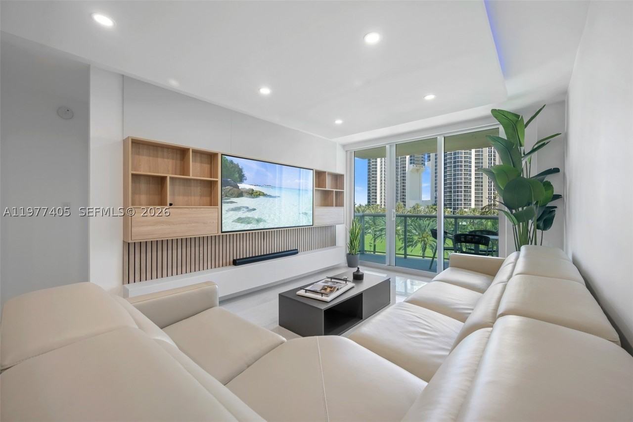19370 Collins Ave #507 - Photo 4 of 17