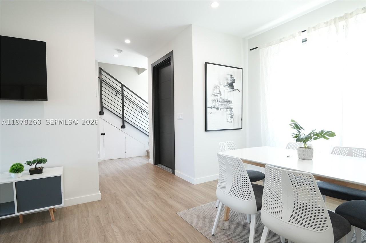 211 Se 4th St #3 - Photo 3 of 28