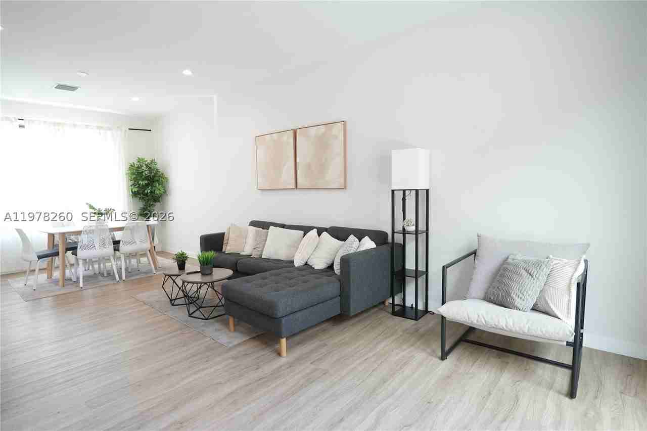 211 Se 4th St #3 - Photo 4 of 28
