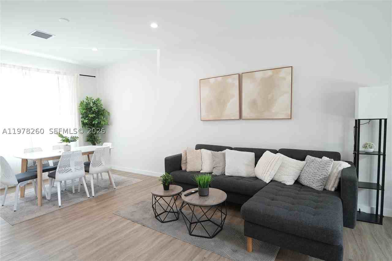 211 Se 4th St #3 - Photo 5 of 28