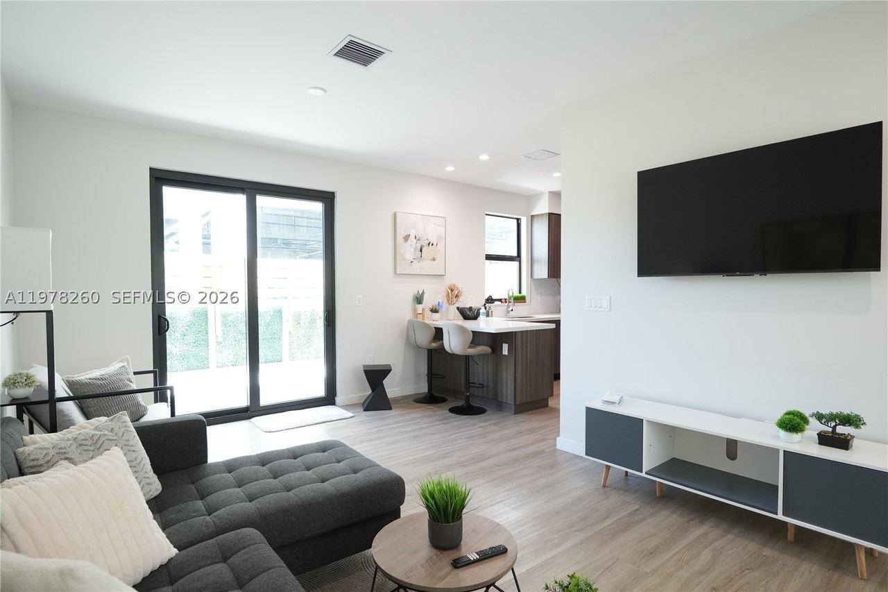 211 Se 4th St #3 - Photo 6 of 28