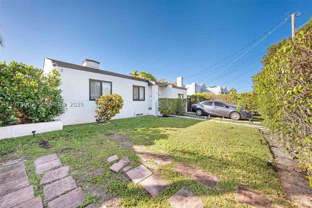 2520 Sw 20th St #1 - Photo 5 of 16
