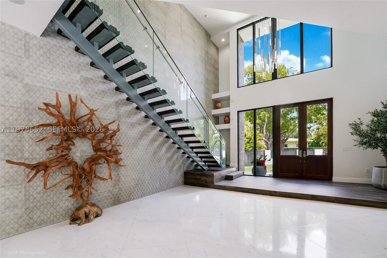 56 Samana Dr - Photo 3 of 32