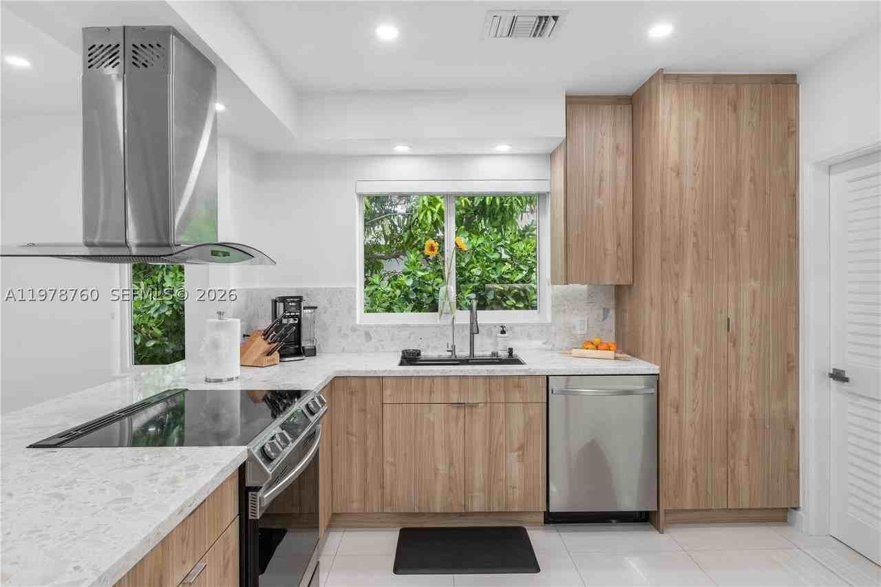 741 Ne 87th St - Photo 6 of 26