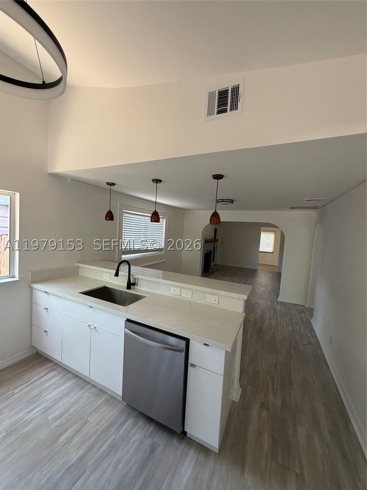 1640 Funston St - Photo 5 of 18