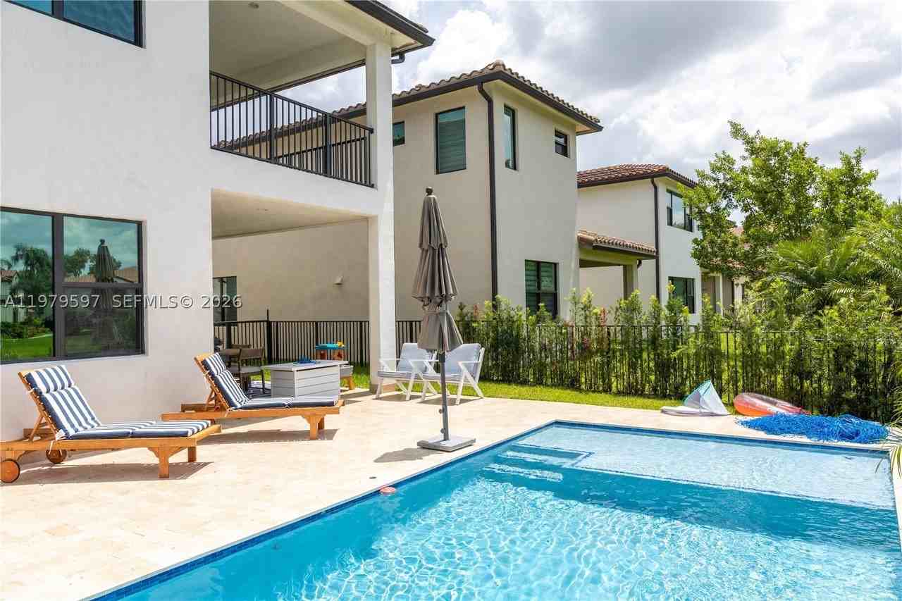 11826 Sw 13th Ct - Photo 3 of 50