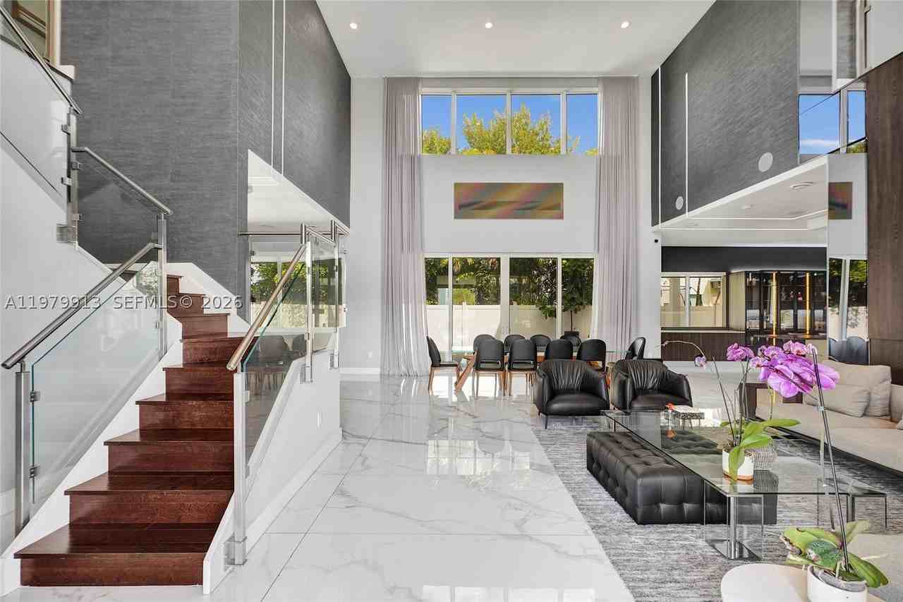 10223 Nw 75th Ter - Photo 4 of 50