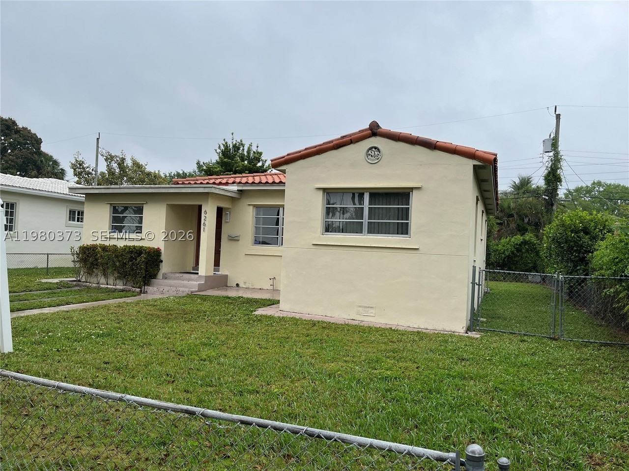 6261 Nw 40th St - Photo 3 of 28
