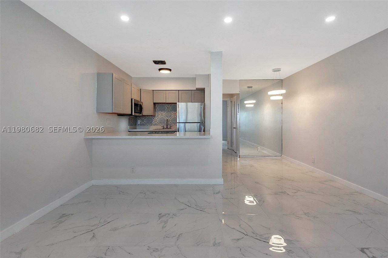 820 Sw 11th Ave #14B - Photo 3 of 20