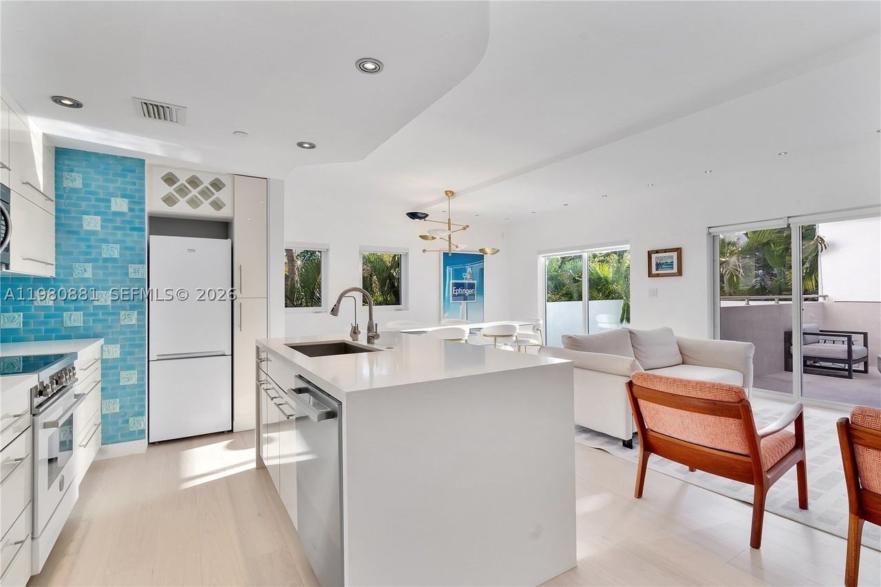 828 3rd St #314 - Photo 5 of 28