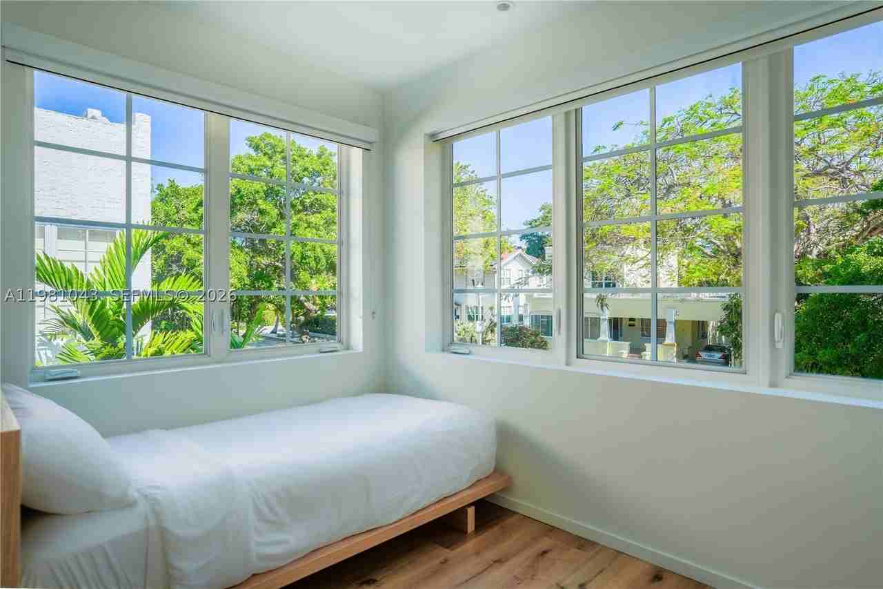 136 Ne 46th St #3 - Photo 3 of 9