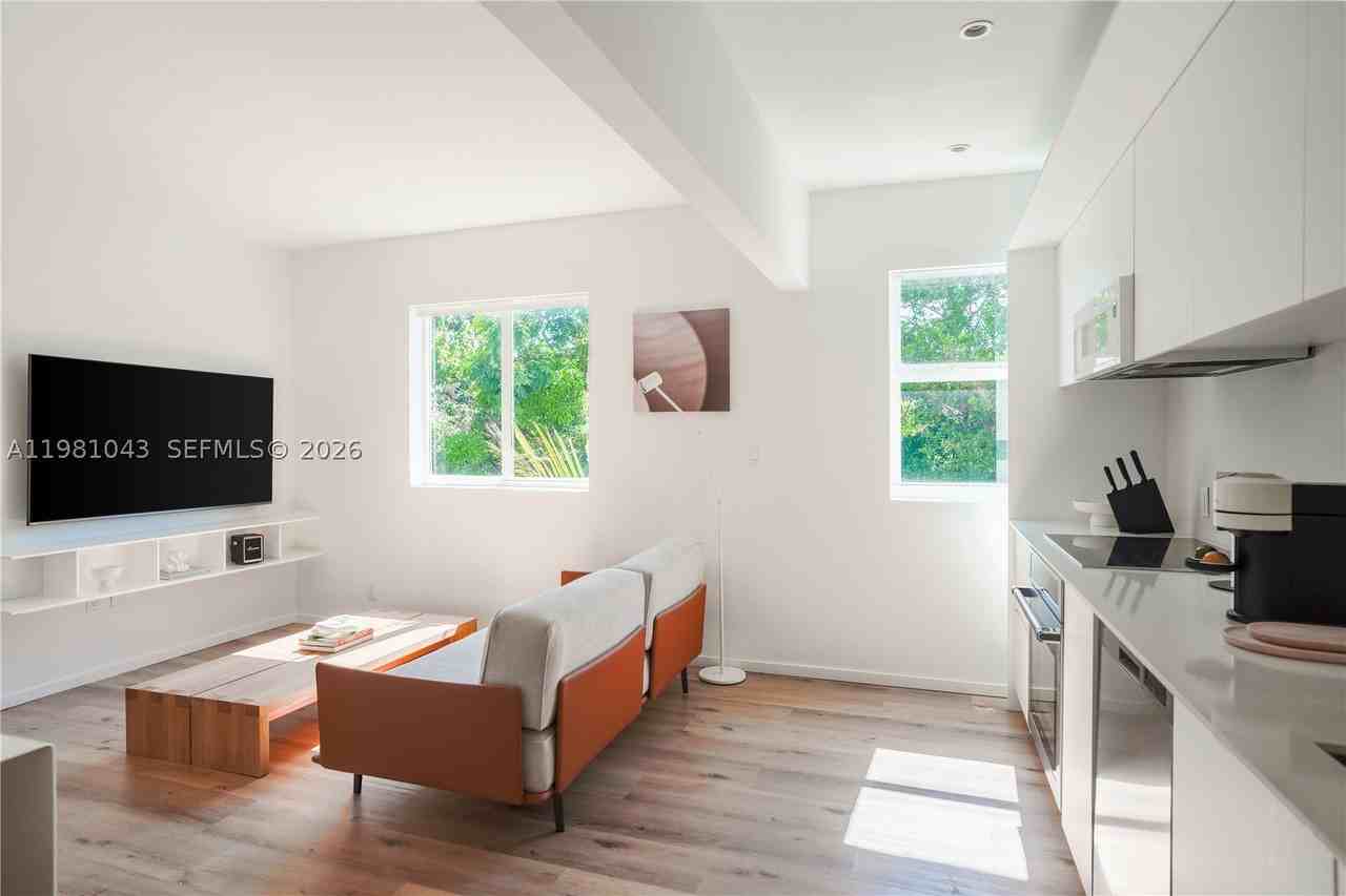 136 Ne 46th St #3 - Photo 5 of 9