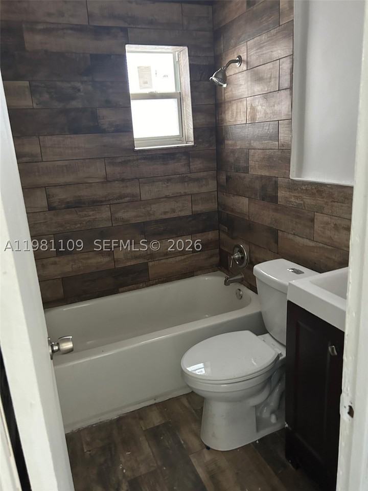 730 Sw 4th St #A - Photo 5 of 9