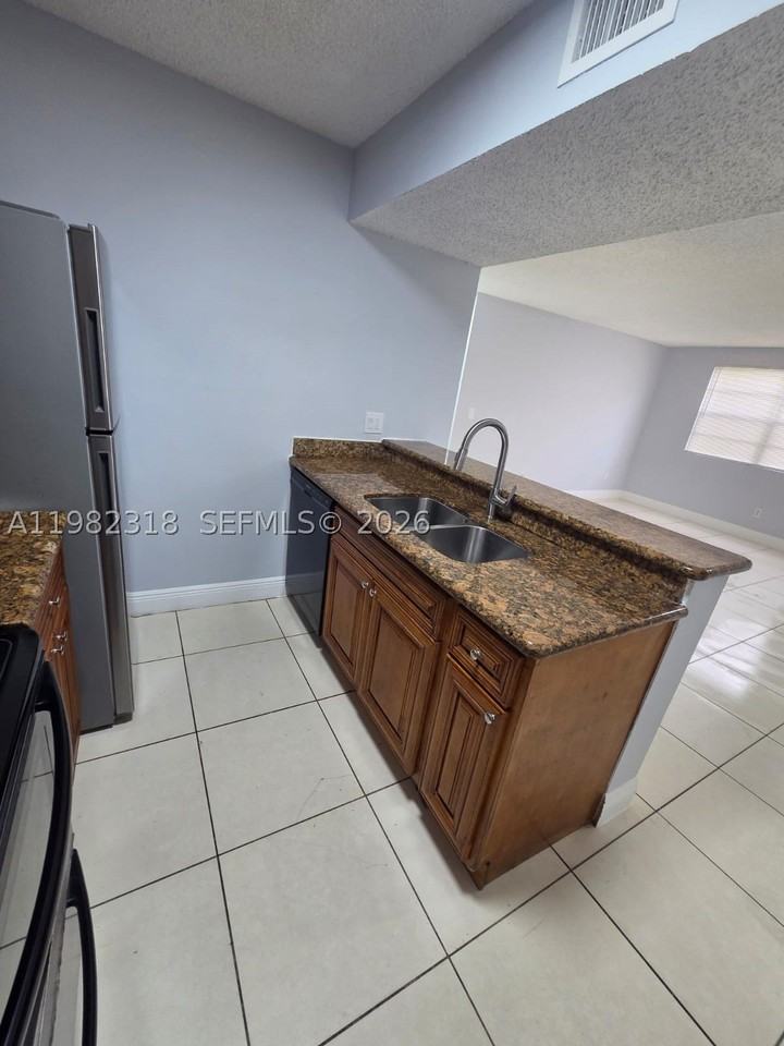 1241 Sw 46th Ave #1006 - Photo 2 of 9