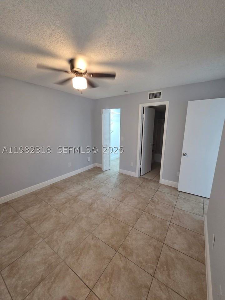 1241 Sw 46th Ave #1006 - Photo 5 of 9