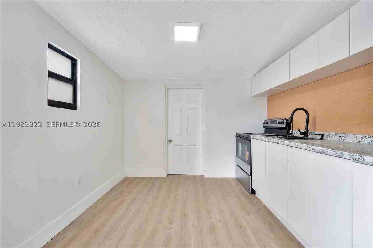 2428 Nw 28th St #REAR - Photo 5 of 12