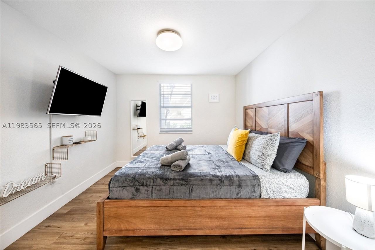 237 38th St #4 - Photo 4 of 28