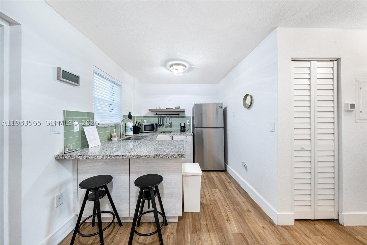 237 38th St #4 - Photo 5 of 28