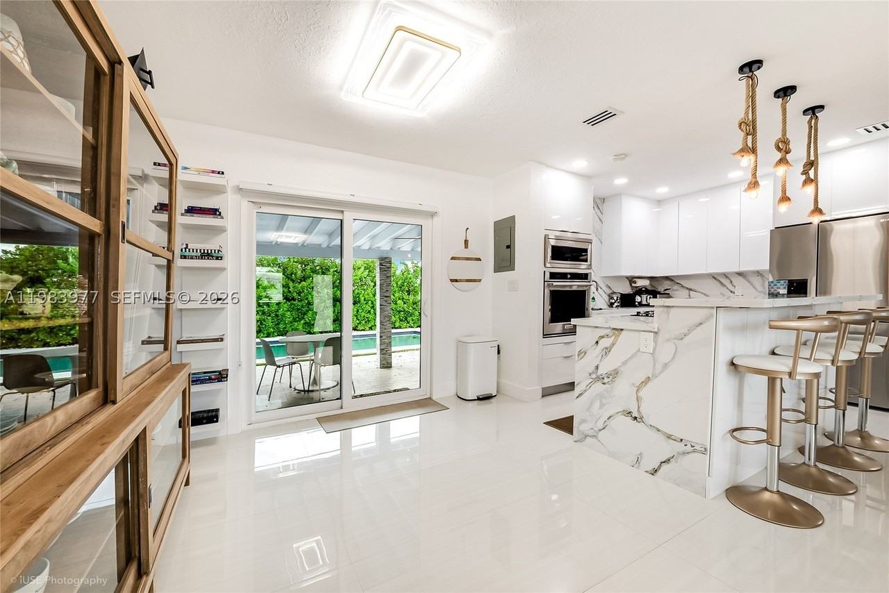 7235 Sw 39th St - Photo 6 of 16