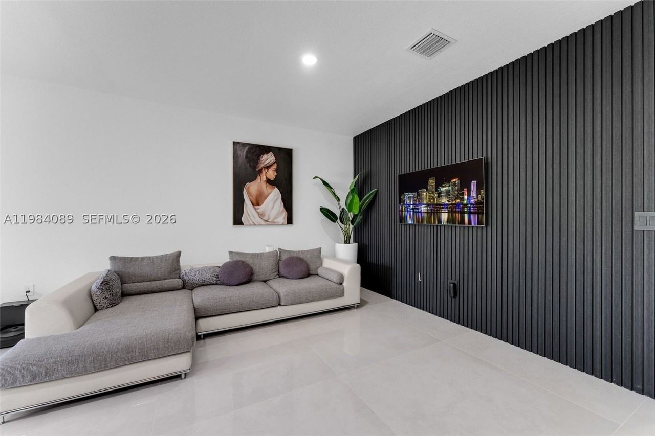 617 Sw 11th St - Photo 5 of 34