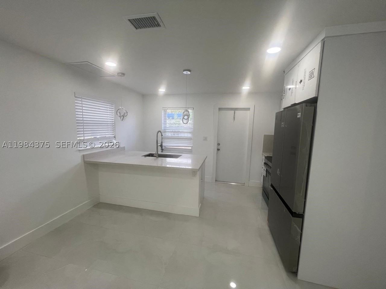 361 Nw 16th St - Photo 4 of 28
