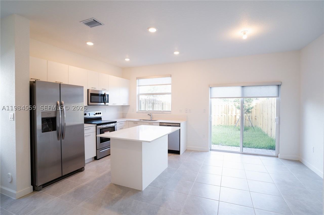12133 Nw 23rd Ct - Photo 5 of 31