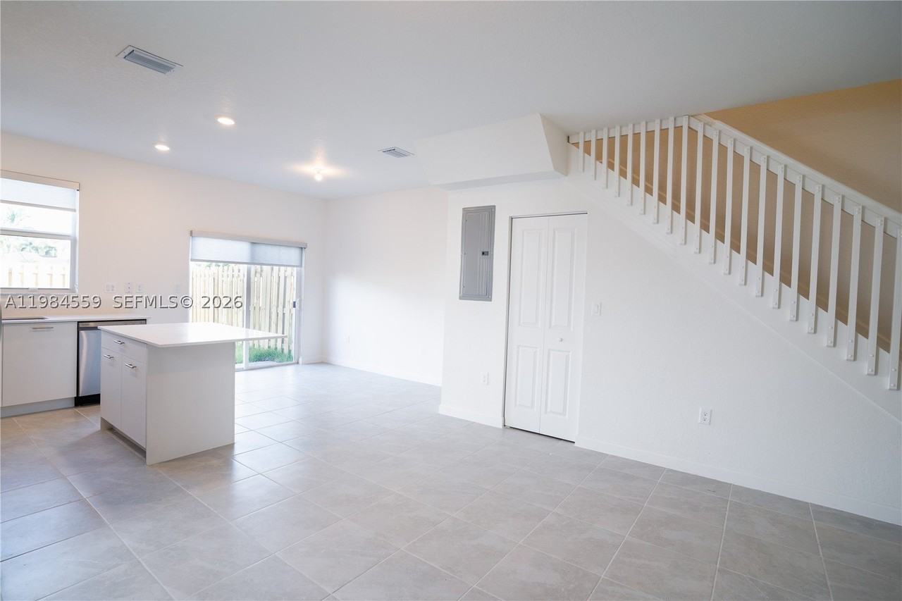 12133 Nw 23rd Ct - Photo 7 of 31