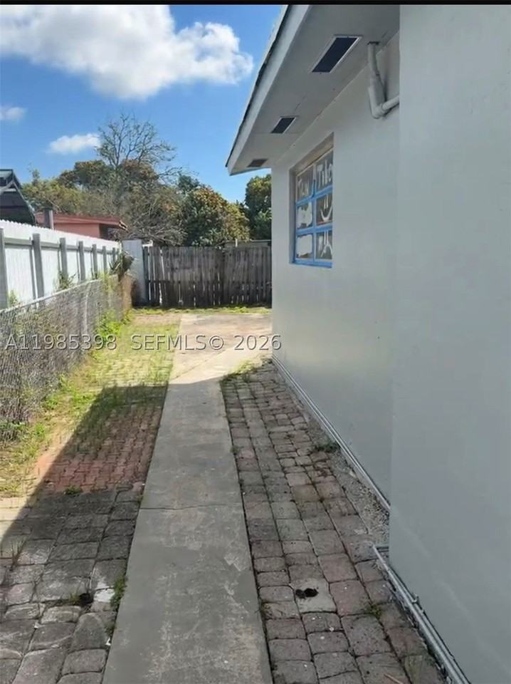 1637 Nw 31st Ave - Photo 3 of 11