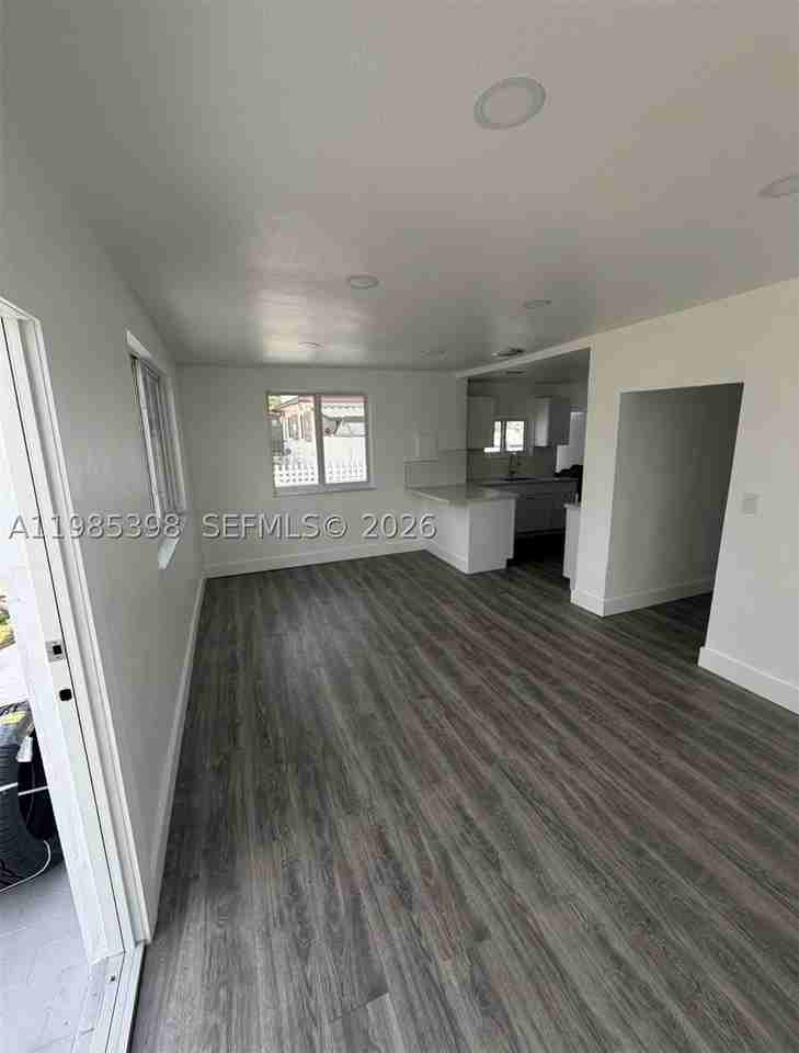 1637 Nw 31st Ave - Photo 4 of 11